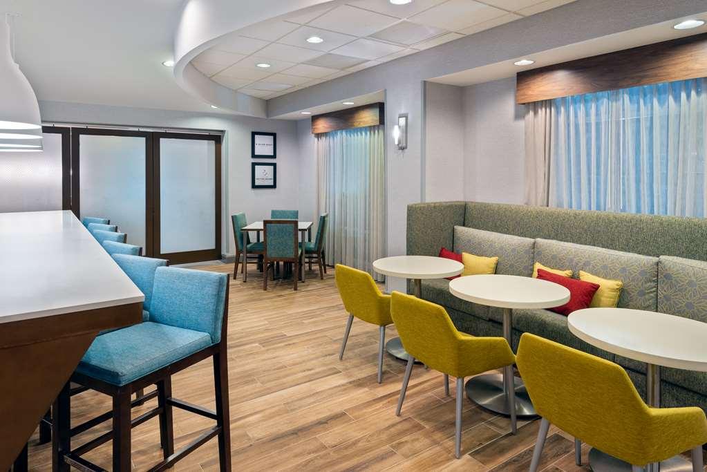 Hotel Hampton Petersburg - Southpark Mall 3*